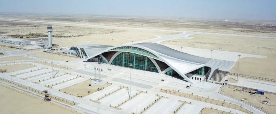 今年10月正式竣工的巴基斯坦瓜達(dá)爾新國(guó)際機(jī)場(chǎng)是中巴經(jīng)濟(jì)走廊建設(shè)進(jìn)一步走向深入的重要標(biāo)志，有力推動(dòng)中巴經(jīng)濟(jì)走廊建設(shè)成為高質(zhì)量共建“一帶一路”的示范性項(xiàng)目。圖為瓜達(dá)爾新國(guó)際機(jī)場(chǎng)。艾哈邁德·卡邁勒 攝（新華社發(fā)）