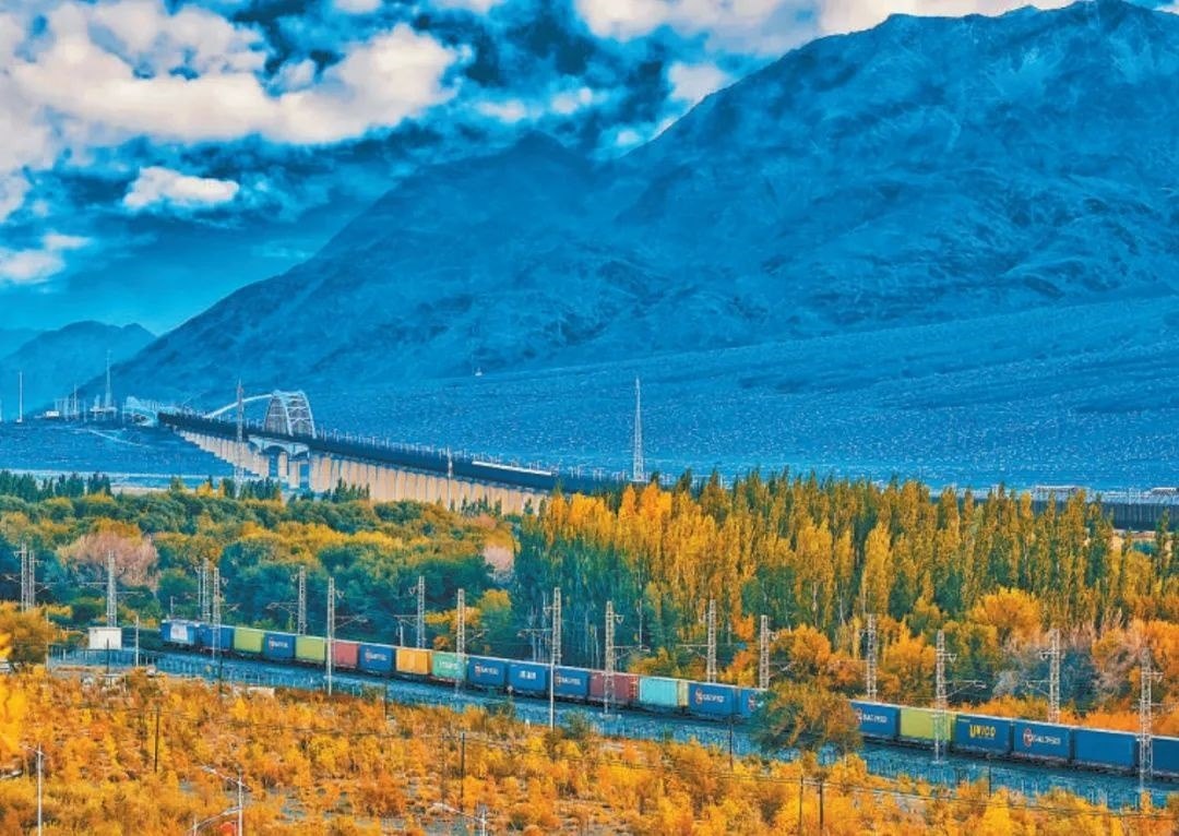 2013年，隨著共建“一帶一路”倡議提出，中歐班列應(yīng)運(yùn)而生。今年11月20日，第十萬(wàn)列中歐班列正式出境。截至目前，中歐班列累計(jì)運(yùn)送貨物超1100萬(wàn)標(biāo)箱、貨值超4200億美元，貨物品類(lèi)達(dá)53大類(lèi)5萬(wàn)余種。圖為中歐班列行駛在新疆烏魯木齊達(dá)坂城濕地。擺風(fēng)亮 攝（新華社發(fā)）