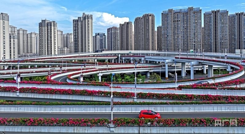 車輛行駛在贛州新世紀立交橋上（央廣網(wǎng)發(fā) 劉凱 攝）