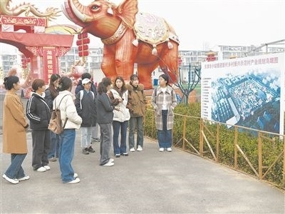 圖為南開大學(xué)“文旅融合創(chuàng)新與實踐”微專業(yè)學(xué)生正在調(diào)研。受訪者供圖