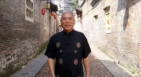 陸川在灶兒巷講述歷史文化街區(qū)保護的故事（央廣網(wǎng)記者 劉培俊 攝）