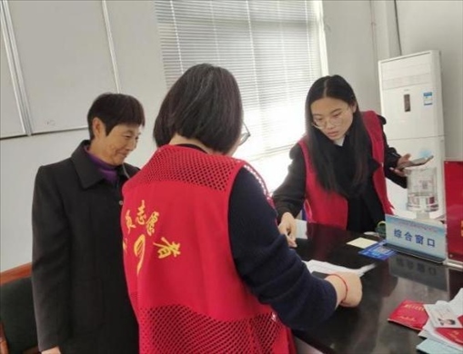 代辦人員為村民辦理醫(yī)保報(bào)銷(xiāo)。 圖片來(lái)源：江蘇南通啟東市數(shù)據(jù)局