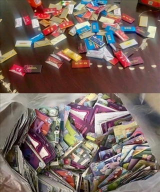 孩子們收集的煙卡、卡牌。受訪者供圖