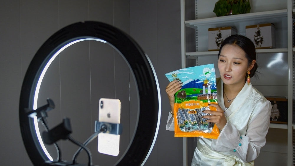 9月24日，果洛藏貢麻村村民多杰吉在進行網絡帶貨直播。（潘彬彬 攝）