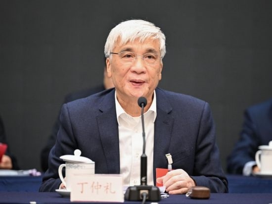 全國人大常委會副委員長、歐美同學會會長丁仲禮作工作報告