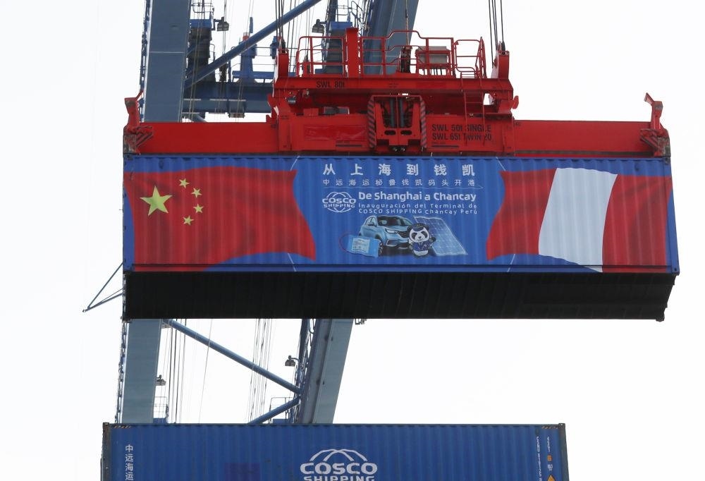 2024年11月14日，在秘魯首都利馬以北的錢凱港，岸邊智能化設(shè)備吊裝集裝箱。