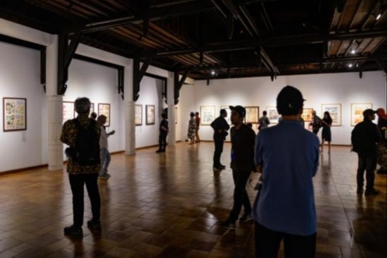 觀眾參觀“東盟-中國(guó)人文交流年”漫畫大賽展覽。記者 徐欽 攝