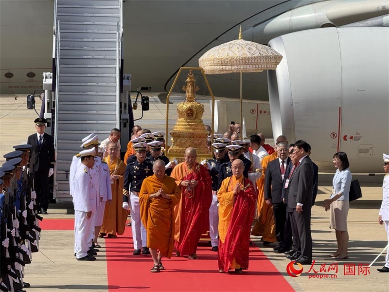 北京靈光寺佛牙舍利抵達(dá)泰國(guó)曼谷廊曼軍用機(jī)場(chǎng)。人民網(wǎng)記者章念生攝