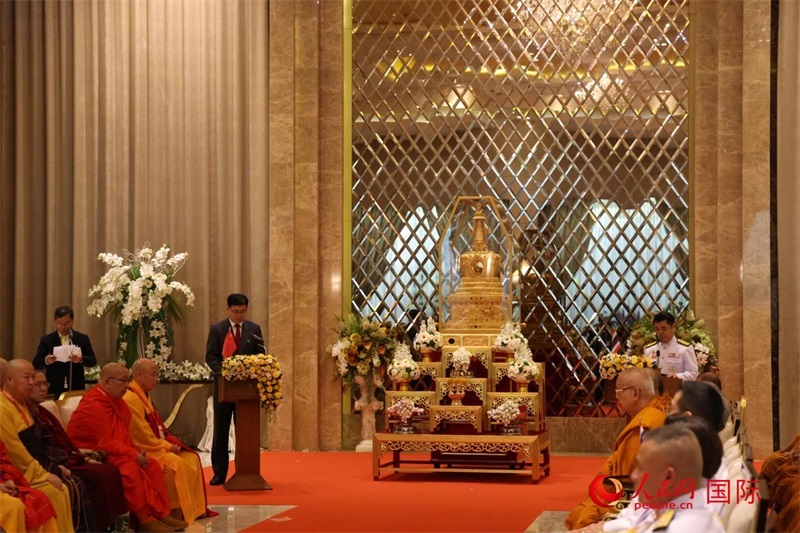 中泰兩國(guó)代表在曼谷廊曼軍用機(jī)場(chǎng)舉辦的迎請(qǐng)儀式上致辭。人民網(wǎng)記者楊一攝