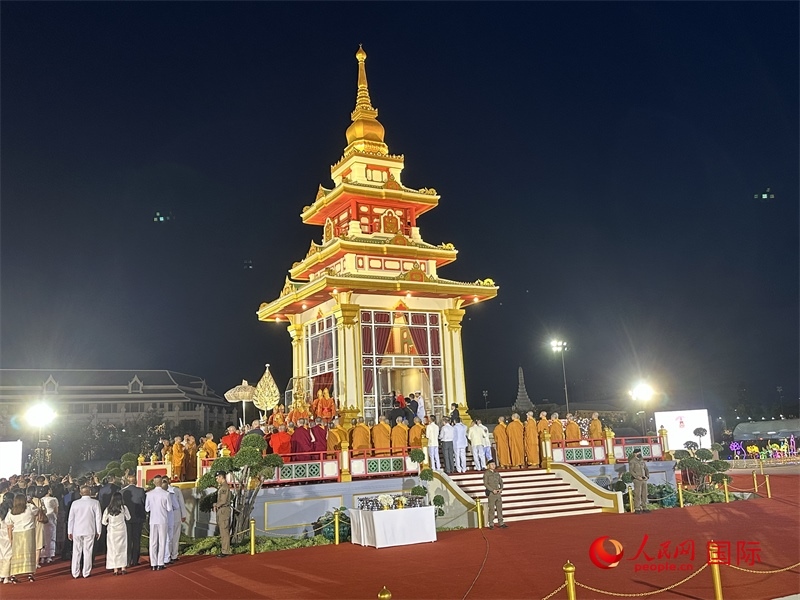 北京靈光寺佛牙舍利抵達(dá)王家田廣場(chǎng)安奉。人民網(wǎng)記者孫廣勇攝