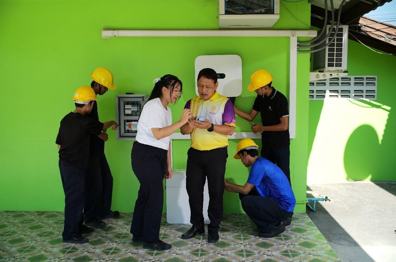 工作人員為當(dāng)?shù)靥﹪蠋熤v解說明。主辦方供圖