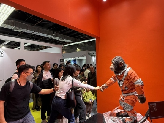 本土原創(chuàng)公司JIN ARTS帶領(lǐng)仿生機(jī)器人亮相廣州設(shè)計(jì)周11號(hào)館。（受訪(fǎng)者供圖）