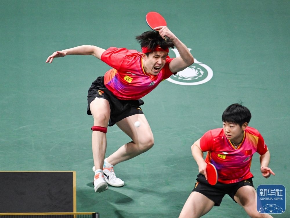 ↑中國隊組合王楚欽（左）/孫穎莎在混雙比賽中。新華社記者 王曦 攝