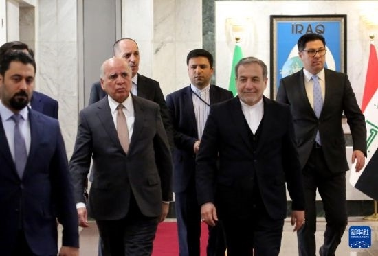 12月6日，伊拉克副總理兼外長侯賽因（中左）在巴格達會見伊朗外長阿拉格齊（中右）。新華社發(fā)（哈利勒·達伍德攝）