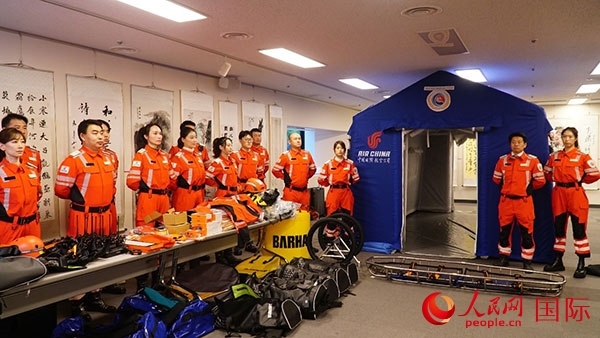 國航日韓支社捐贈的專業(yè)救援裝備。人民網(wǎng) 蔣曉辰攝