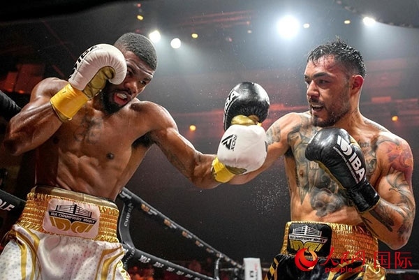 來自剛果民主共和國的帕特里克·穆卡拉（右）獲得了非洲80公斤級冠軍。人民網(wǎng) 塔里克·易卜拉欣攝