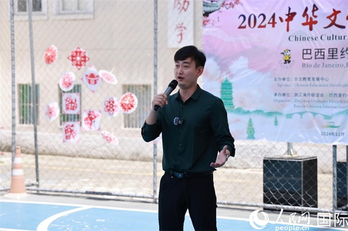 歌曲《故鄉(xiāng)的云》喚起了在外游子對故鄉(xiāng)的懷念。人民網(wǎng)記者 陳海琪攝