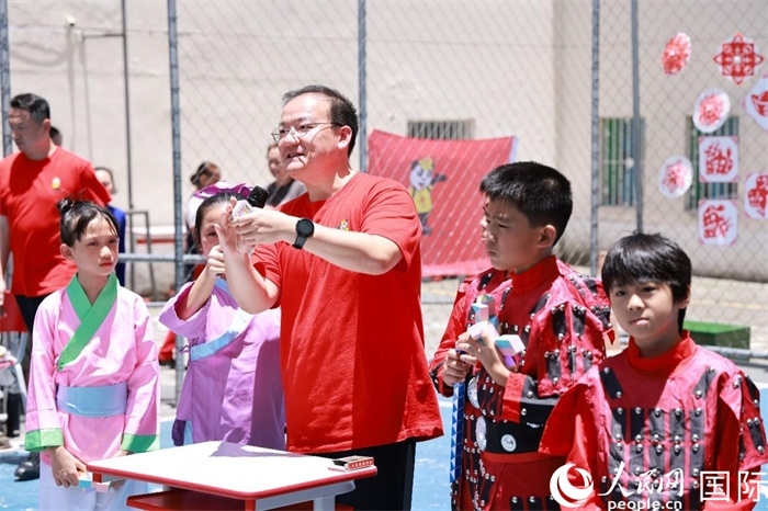 趣味數(shù)學節(jié)目以富有創(chuàng)意的數(shù)字游戲和魔尺變幻為亮點，激發(fā)了孩子們的數(shù)學思維與想象力。人民網(wǎng)記者 陳海琪攝