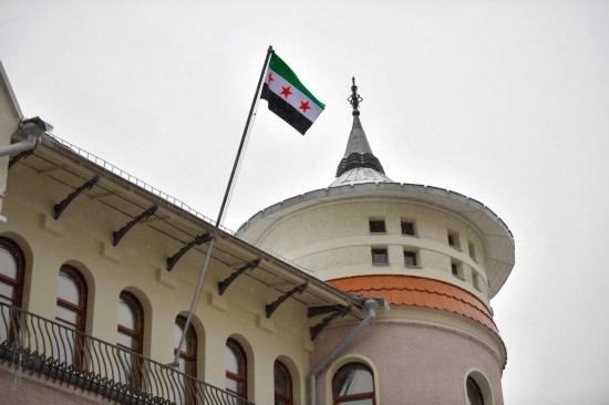 12月9日，在俄羅斯首都莫斯科，敘利亞駐俄羅斯使館升起代表敘利亞反對(duì)派的旗幟。新華社發(fā)（亞歷山大攝）