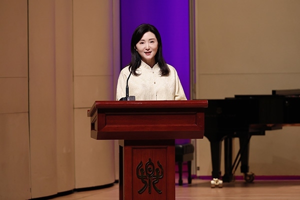 中央音樂(lè)學(xué)院黨委書(shū)記、中國(guó)民族管弦樂(lè)學(xué)會(huì)胡琴專(zhuān)業(yè)委員會(huì)會(huì)長(zhǎng)于紅梅致辭。中國(guó)民族管弦樂(lè)學(xué)會(huì)胡琴專(zhuān)業(yè)委員會(huì)供圖