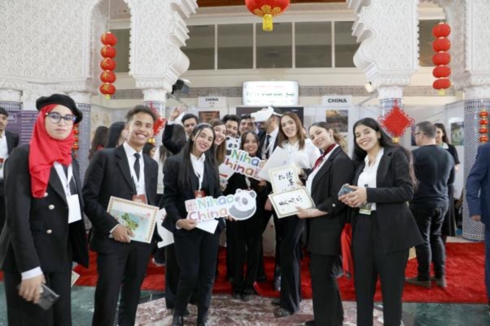 當?shù)孛癖娛殖帧澳愫茫≈袊笔峙坪嫌?。拉巴特中國文化中心供圖