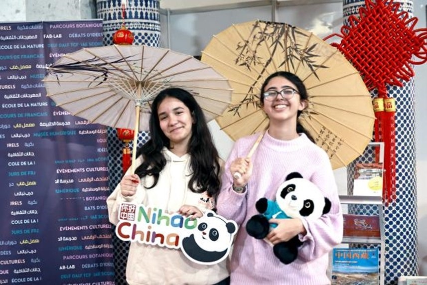 兩名女孩在合影。拉巴特中國文化中心供圖