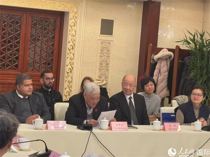 老一輩赴古留學(xué)生代表徐世澄在座談會(huì)上發(fā)言。人民網(wǎng)記者 趙健攝