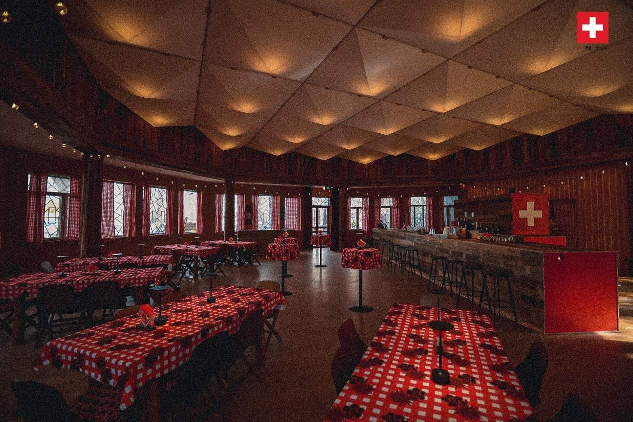 瑞士小木屋內(nèi)飾采用瑞士紅、森林棕與雪山白三種主色調(diào)，營(yíng)造出自然與現(xiàn)代交融的氛圍。瑞士使館供圖