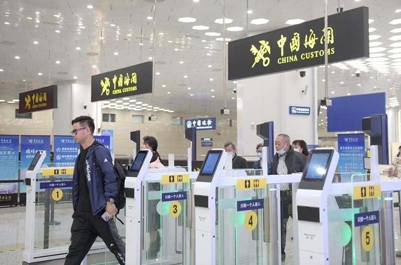 △2024年2月29日，旅客從橫琴口岸過關(guān)。