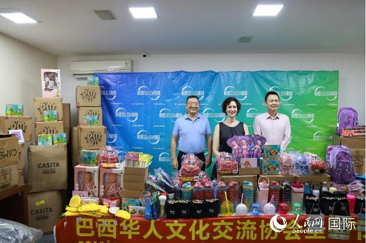 中國駐里約熱內(nèi)盧總領(lǐng)館副總領(lǐng)事王尉育（右）、里約慈善協(xié)會主席保拉·菲格雷多（中）、巴西華人文化交流協(xié)會主席上官建峰（左）出席捐贈活動并致辭。人民網(wǎng)記者 陳海琪攝