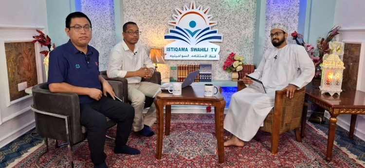 牛曉兵主任參與當(dāng)?shù)仉娨暸_訪談。中國援桑醫(yī)療隊(duì)供圖