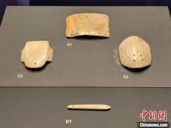 12月14日，“文明先鋒—凌家灘文化玉器展”在故宮博物院文華殿開幕。圖為展覽現(xiàn)場的玉龜、玉版和玉簽。 中新社記者 應(yīng)妮 攝