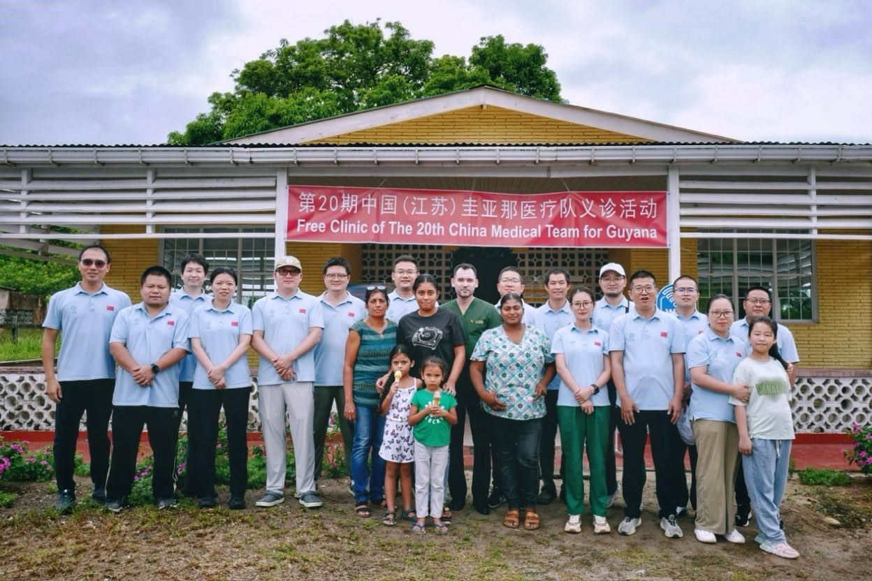 第20期中國（江蘇）援圭亞那醫(yī)療隊(duì)在圭偏遠(yuǎn)的林登高速社區(qū)開展義診后，與部分當(dāng)?shù)鼐用窈嫌啊?中國援圭醫(yī)療隊(duì)供圖