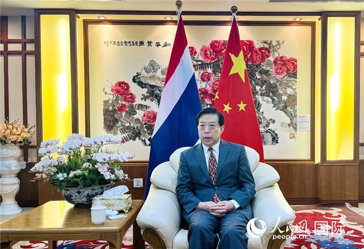 2024年12月10日,中國(guó)駐泰國(guó)大使韓志強(qiáng)在泰國(guó)曼谷接受中國(guó)—東盟中心(ACC)組織的“多彩東盟:2024年中國(guó)媒體東盟行”媒體團(tuán)采訪。人民網(wǎng)記者 羨江楠攝