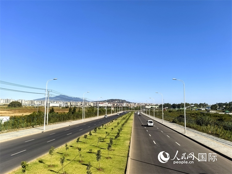 新近完工的埃塞俄比亞卡里提環(huán)線—布爾布拉—克林圖公路遠(yuǎn)景。張洪衛(wèi)攝