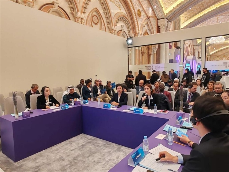 圖為與會代表圍繞主題進行發(fā)言討論。中國傳媒大學(xué)供圖。