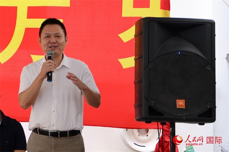 中國(guó)駐里約總領(lǐng)館副總領(lǐng)事王尉育在捐贈(zèng)活動(dòng)上致辭。人民網(wǎng)記者 陳海琪攝
