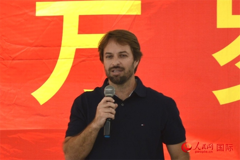 里約州環(huán)境與可持續(xù)發(fā)展廳副廳長(zhǎng)費(fèi)利佩·克魯奇克在捐贈(zèng)活動(dòng)上致辭。人民網(wǎng)記者 陳海琪攝