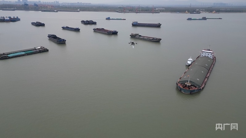 無人機(jī)在給長(zhǎng)江船只送貨（央廣網(wǎng)發(fā) 劉劍忠 攝）