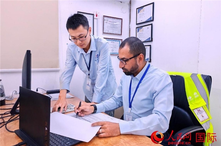 中外員工共同跟進(jìn)項目進(jìn)展。人民網(wǎng)記者 管克江攝