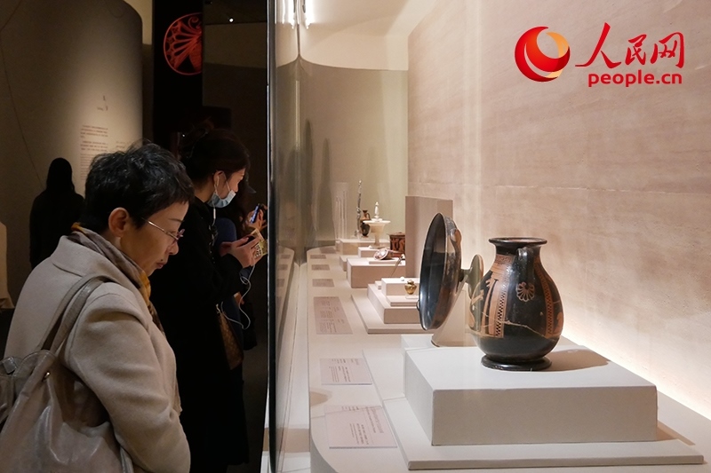 11月13日，觀眾正在國博參觀“美的多元——古希臘的藝術(shù)與生活”展。人民網(wǎng)記者 韋衍行攝