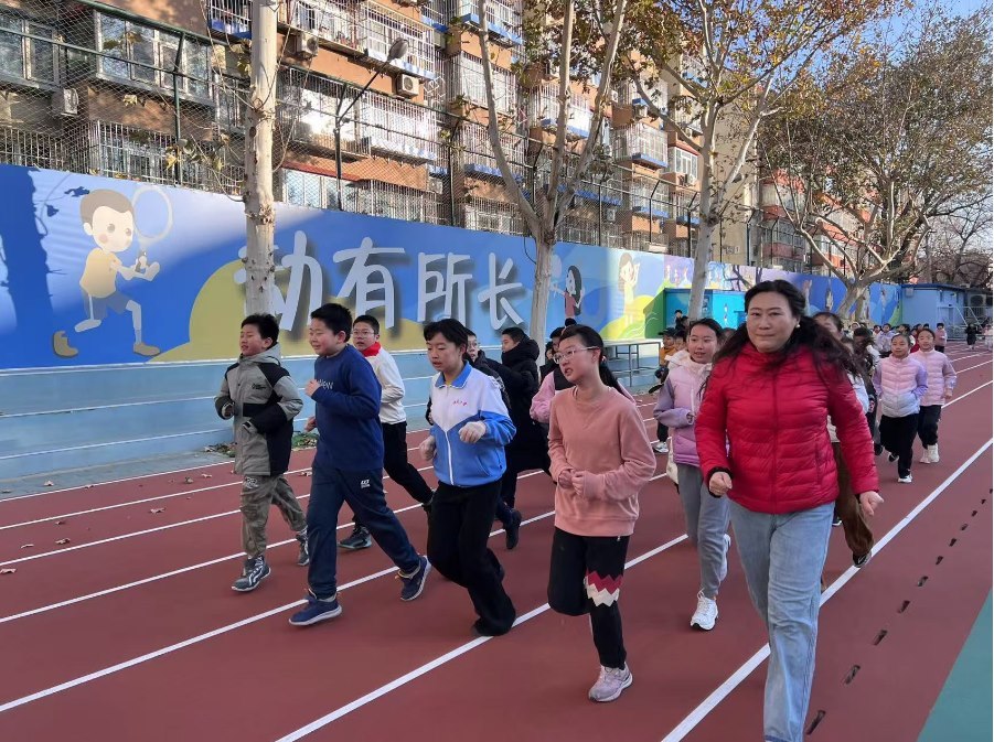 學(xué)生們?cè)诎嘀魅闻阃屡懿?。人民網(wǎng) 白炅攝