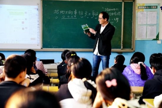 宋飛在為北冶中學的學生上課（肖旭云 攝）