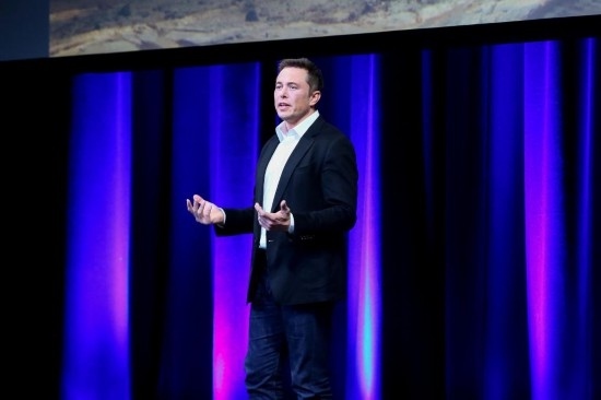  2017年9月29日，在澳大利亞阿德萊德，美國企業(yè)家埃隆·馬斯克在第68屆國際宇航大會(huì)閉幕式前做主旨演講。新華社發(fā)（閆寒?dāng)z）