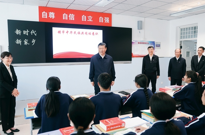 2024年6月18日至19日，中共中央總書記、國家主席、中央軍委主席習(xí)近平在青?？疾臁＿@是18日下午，習(xí)近平在果洛西寧民族中學(xué)高一（1）班觀摩“新時(shí)代、新家鄉(xiāng)”主題思政課。 新華社記者 鞠鵬/攝
