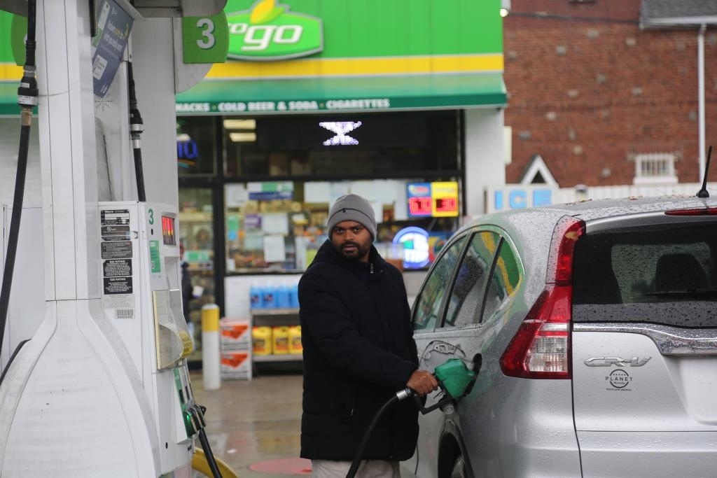 2024年12月11日，一名男子在美國(guó)紐約一處加油站加油。新華社記者劉亞南 攝