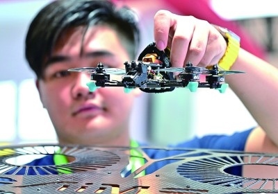 在首屆晉江科技成果轉(zhuǎn)化對(duì)接洽談會(huì)智能裝備展位，工作人員在展示無人機(jī)研究成果。新華社發(fā)