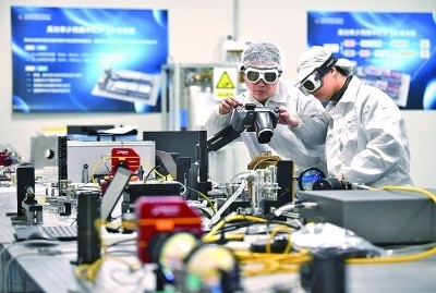 科研人員在中國科學(xué)院西安光學(xué)精密機(jī)械研究所阿秒科學(xué)與技術(shù)研究中心做實(shí)驗(yàn)。新華社發(fā)