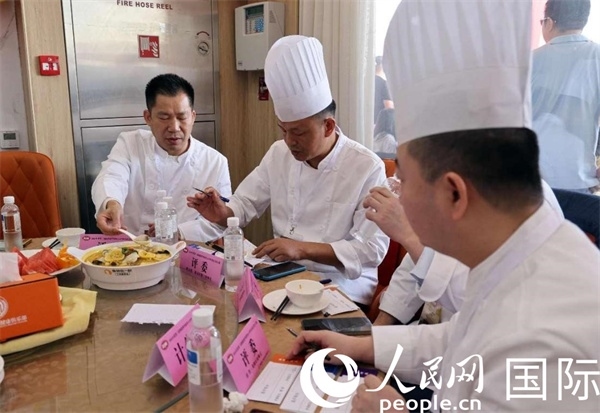 評委正在品嘗菜品并打分。人民網(wǎng)記者 管克江攝