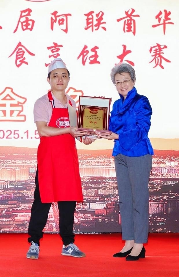 中國駐迪拜總領(lǐng)事歐渤芊（右）為金獎獲得者頒獎。主辦方供圖